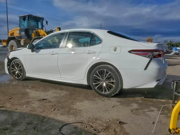 4T1B11HK2JU026851 2018 TOYOTA CAMRY - Image 2