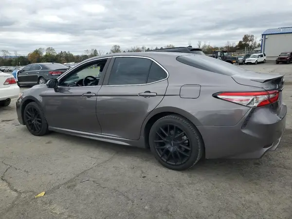 4T1B11HK2JU028177 2018 TOYOTA CAMRY - Image 2