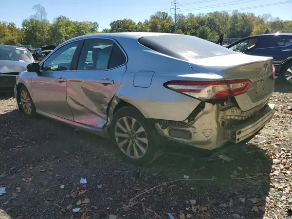 4T1B11HK2JU028602 2018 TOYOTA CAMRY - Image 2