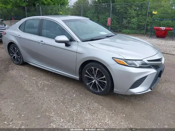 4T1B11HK2JU028616 2018 TOYOTA CAMRY - Image 1