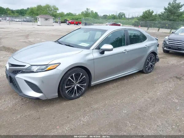 4T1B11HK2JU028616 2018 TOYOTA CAMRY - Image 2