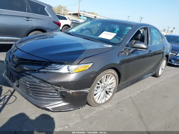 4T1B11HK2JU028793 2018 TOYOTA CAMRY - Image 2