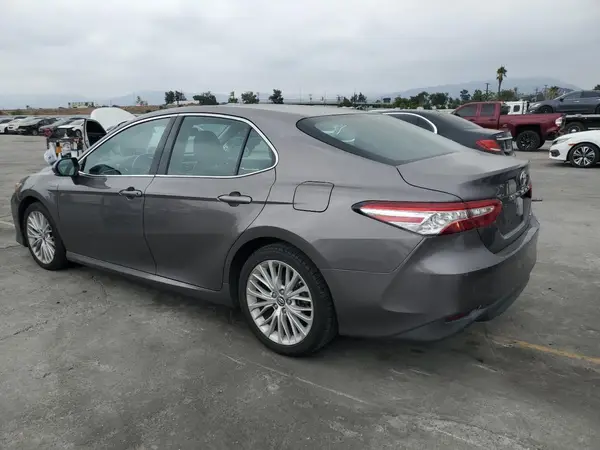 4T1B11HK2JU029832 2018 TOYOTA CAMRY - Image 2