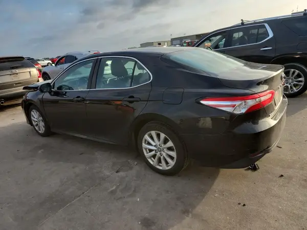 4T1B11HK2JU030091 2018 TOYOTA CAMRY - Image 2
