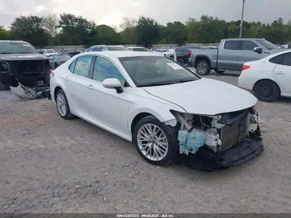 4T1B11HK2JU030866 2018 TOYOTA CAMRY - Image 1