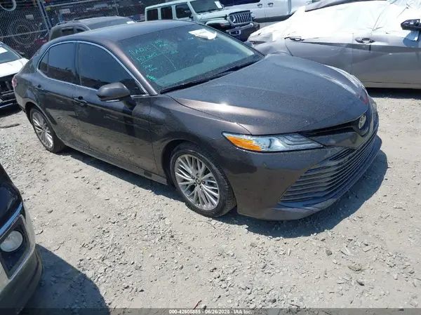 4T1B11HK2JU033153 2018 TOYOTA CAMRY - Image 1