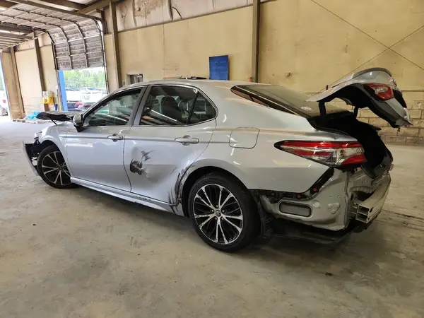 4T1B11HK2JU033699 2018 TOYOTA CAMRY - Image 2