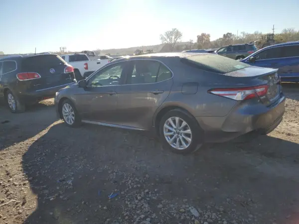 4T1B11HK2JU035582 2018 TOYOTA CAMRY - Image 2