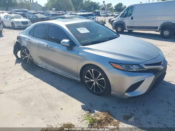 4T1B11HK2JU037168 2018 TOYOTA CAMRY - Image 1