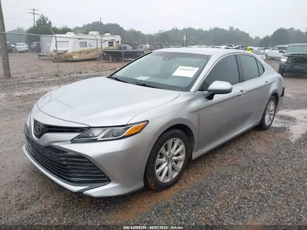 4T1B11HK2JU038739 2018 TOYOTA CAMRY - Image 2