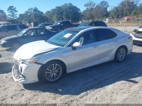 4T1B11HK2JU038871 2018 TOYOTA CAMRY - Image 2