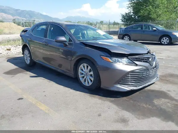 4T1B11HK2JU039356 2018 TOYOTA CAMRY - Image 1