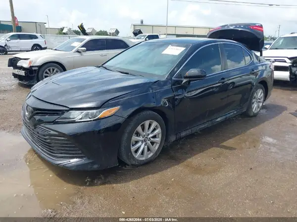 4T1B11HK2JU042001 2018 TOYOTA CAMRY - Image 2