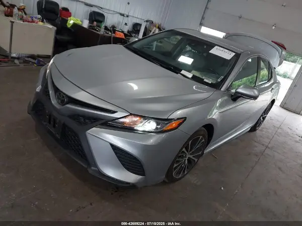 4T1B11HK2JU044007 2018 TOYOTA CAMRY - Image 2