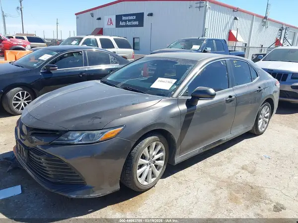 4T1B11HK2JU045724 2018 TOYOTA CAMRY - Image 2