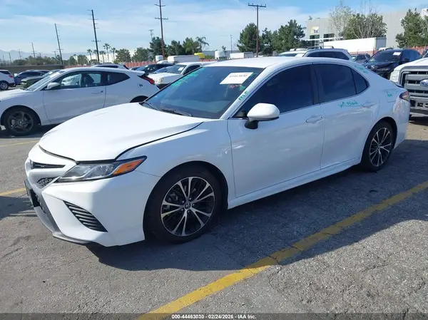 4T1B11HK2JU045996 2018 TOYOTA CAMRY - Image 2