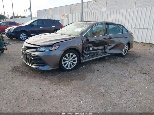 4T1B11HK2JU046209 2018 TOYOTA CAMRY - Image 2