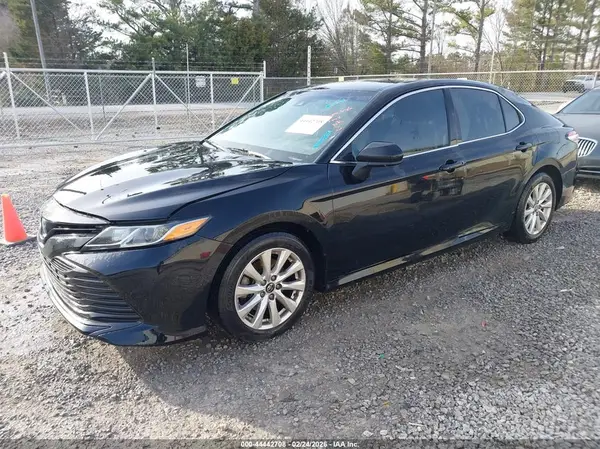 4T1B11HK2JU047845 2018 TOYOTA CAMRY - Image 2