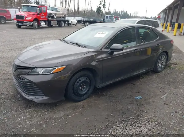 4T1B11HK2JU049532 2018 TOYOTA CAMRY - Image 2