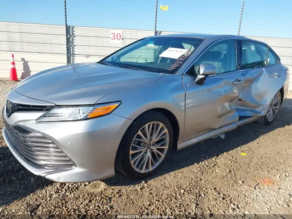4T1B11HK2JU049773 2018 TOYOTA CAMRY - Image 2