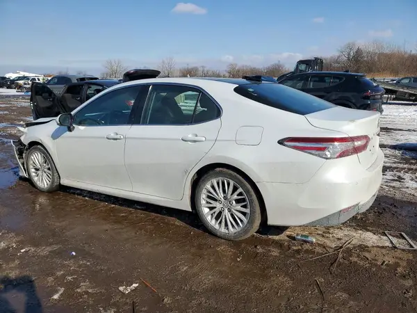 4T1B11HK2JU051930 2018 TOYOTA CAMRY - Image 2
