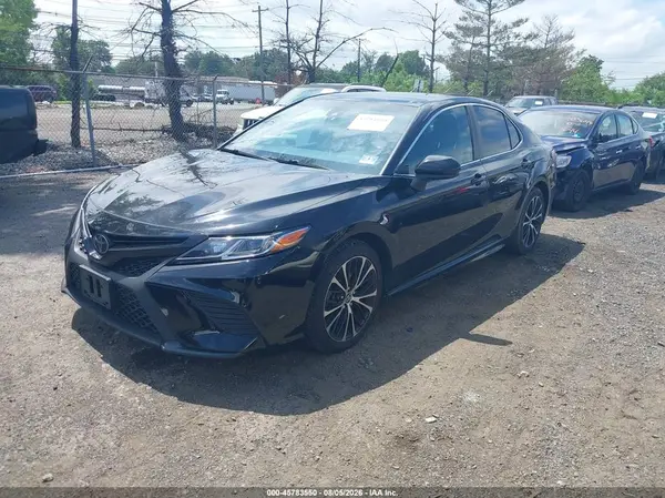 4T1B11HK2JU051961 2018 TOYOTA CAMRY - Image 2