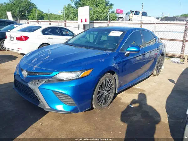 4T1B11HK2JU052057 2018 TOYOTA CAMRY - Image 2