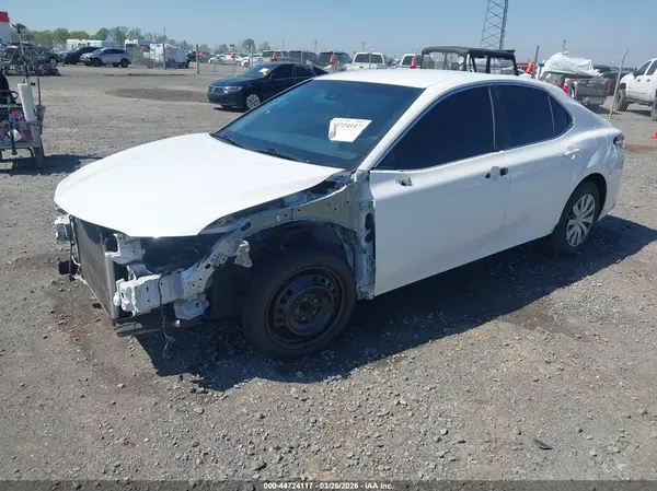 4T1B11HK2JU052284 2018 TOYOTA CAMRY - Image 2