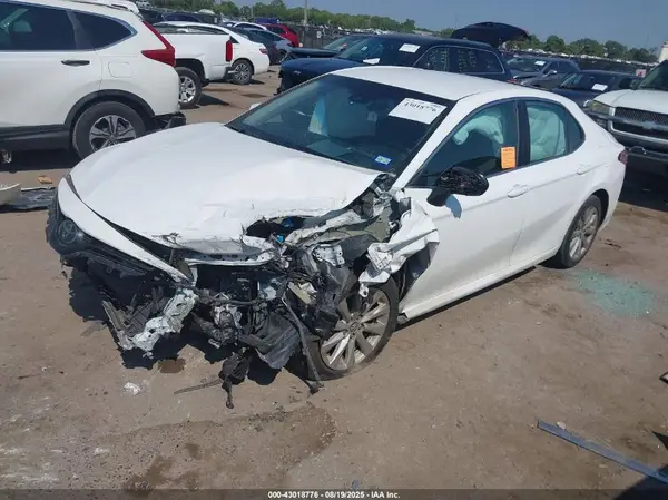 4T1B11HK2JU057047 2018 TOYOTA CAMRY - Image 2