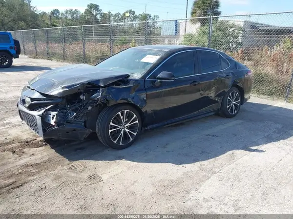 4T1B11HK2JU057050 2018 TOYOTA CAMRY - Image 2