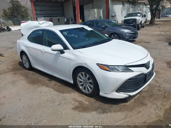 4T1B11HK2JU057775 2018 TOYOTA CAMRY - Image 1
