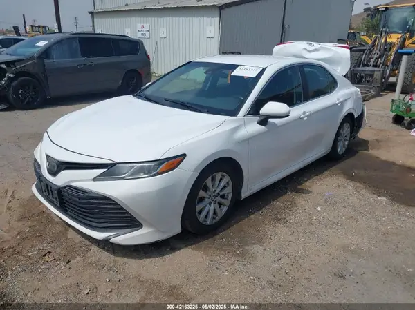 4T1B11HK2JU057775 2018 TOYOTA CAMRY - Image 2