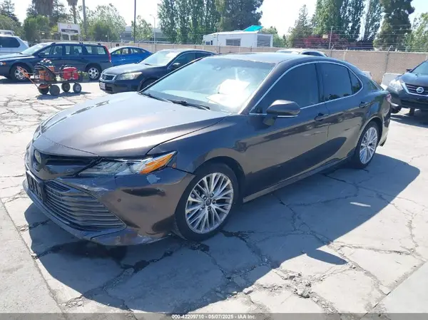 4T1B11HK2JU059512 2018 TOYOTA CAMRY - Image 2