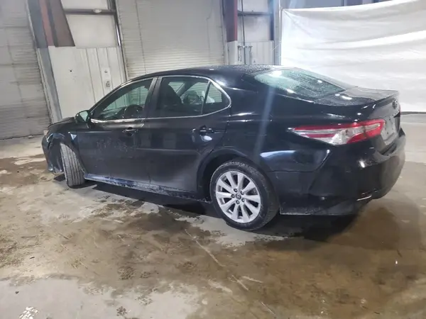 4T1B11HK2JU059574 2018 TOYOTA CAMRY - Image 2