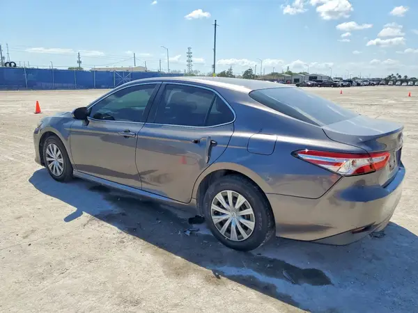 4T1B11HK2JU059848 2018 TOYOTA CAMRY - Image 2