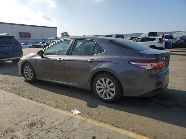 4T1B11HK2JU060840 2018 TOYOTA CAMRY - Image 2