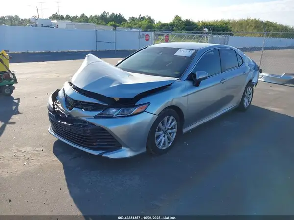 4T1B11HK2JU061213 2018 TOYOTA CAMRY - Image 2