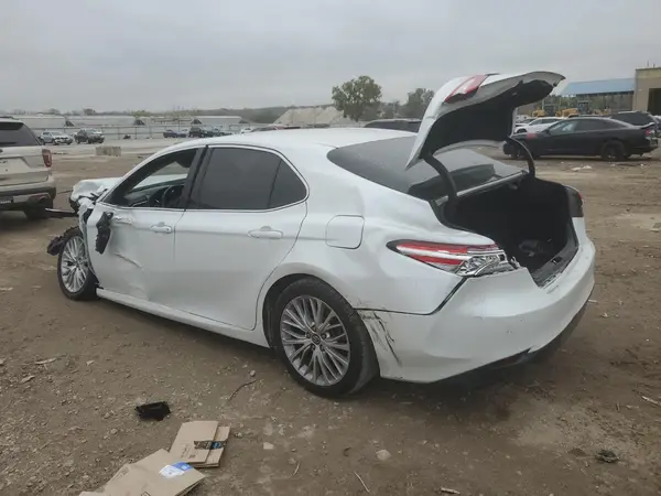 4T1B11HK2JU064239 2018 TOYOTA CAMRY - Image 2