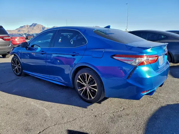 4T1B11HK2JU065052 2018 TOYOTA CAMRY - Image 2