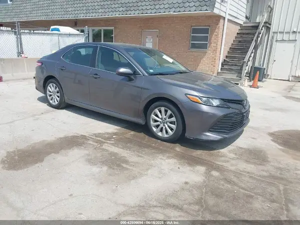 4T1B11HK2JU065438 2018 TOYOTA CAMRY - Image 1