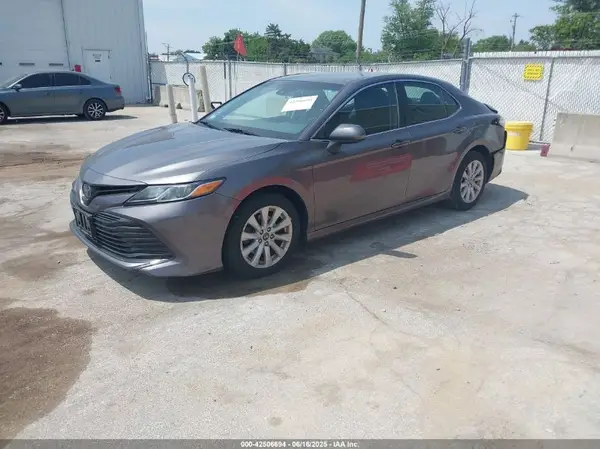 4T1B11HK2JU065438 2018 TOYOTA CAMRY - Image 2