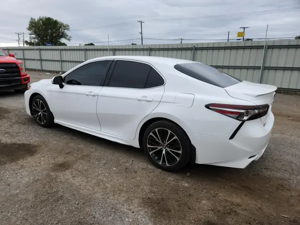 4T1B11HK2JU066251 2018 TOYOTA CAMRY - Image 2