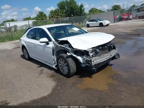4T1B11HK2JU067819 2018 TOYOTA CAMRY - Image 1