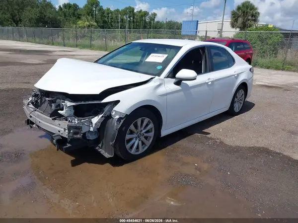 4T1B11HK2JU067819 2018 TOYOTA CAMRY - Image 2