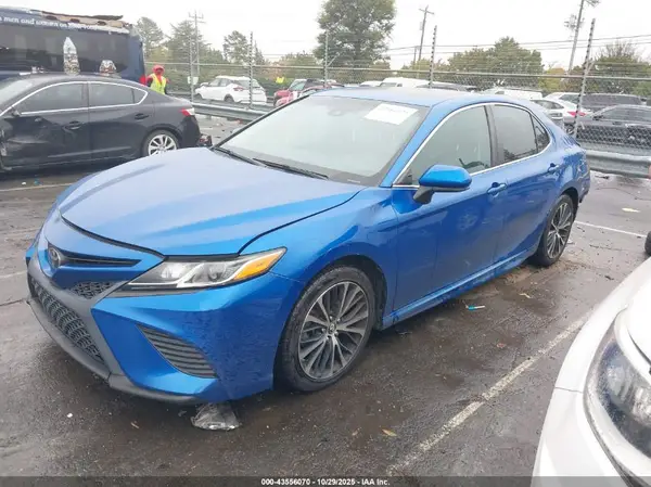 4T1B11HK2JU068856 2018 TOYOTA CAMRY - Image 2