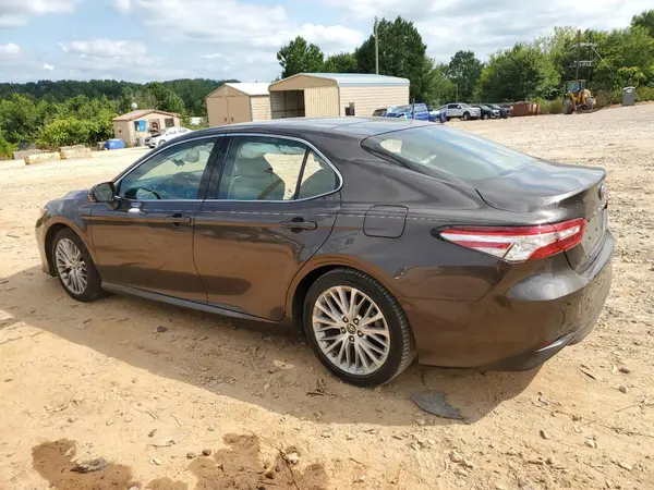4T1B11HK2JU070297 2018 TOYOTA CAMRY - Image 2