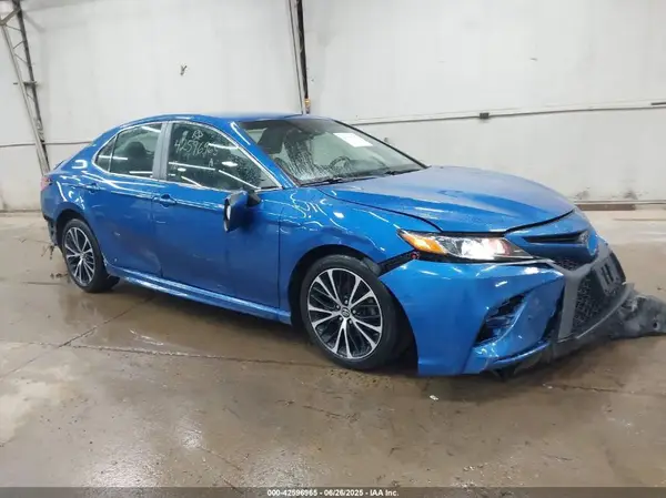 4T1B11HK2JU070526 2018 TOYOTA CAMRY - Image 1