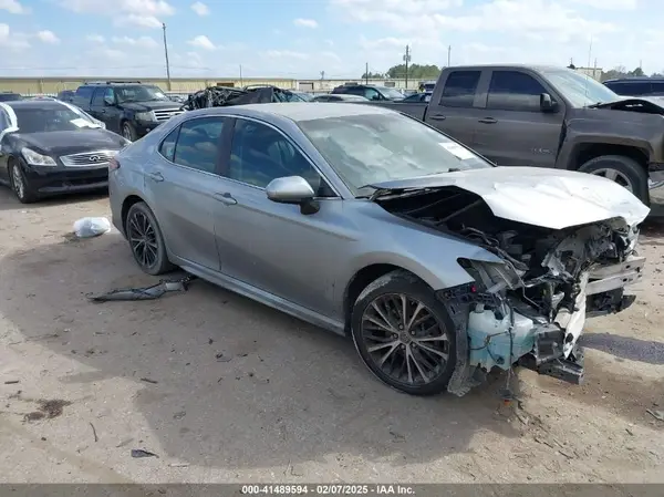 4T1B11HK2JU070977 2018 TOYOTA CAMRY - Image 1