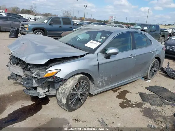 4T1B11HK2JU070977 2018 TOYOTA CAMRY - Image 2