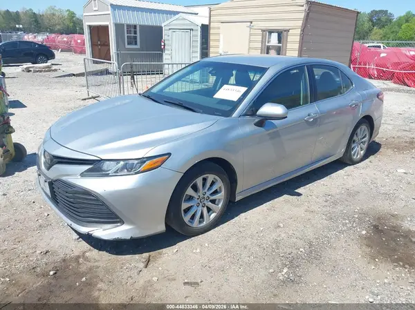 4T1B11HK2JU071028 2018 TOYOTA CAMRY - Image 2